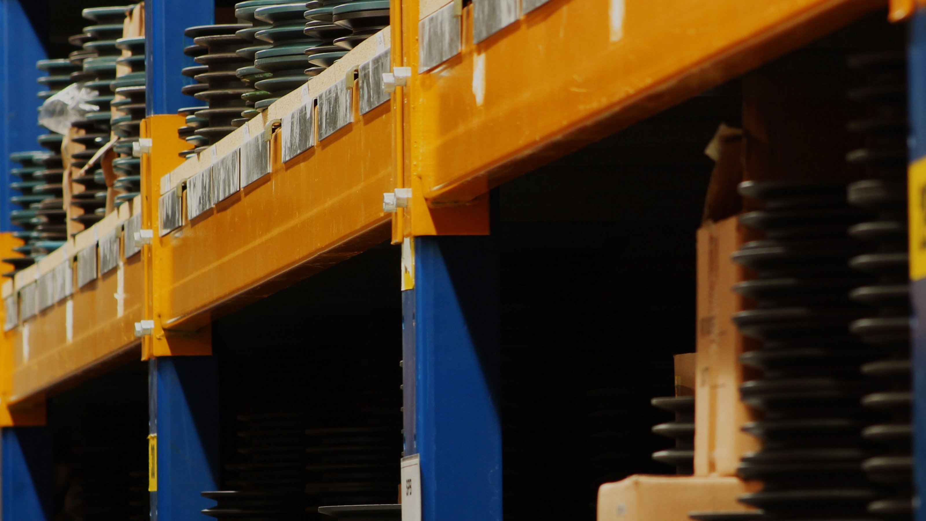 40 000 articoli standard immediatamente disponibili in magazzino. 40 000 articoli standard immediatamente disponibili in magazzino.