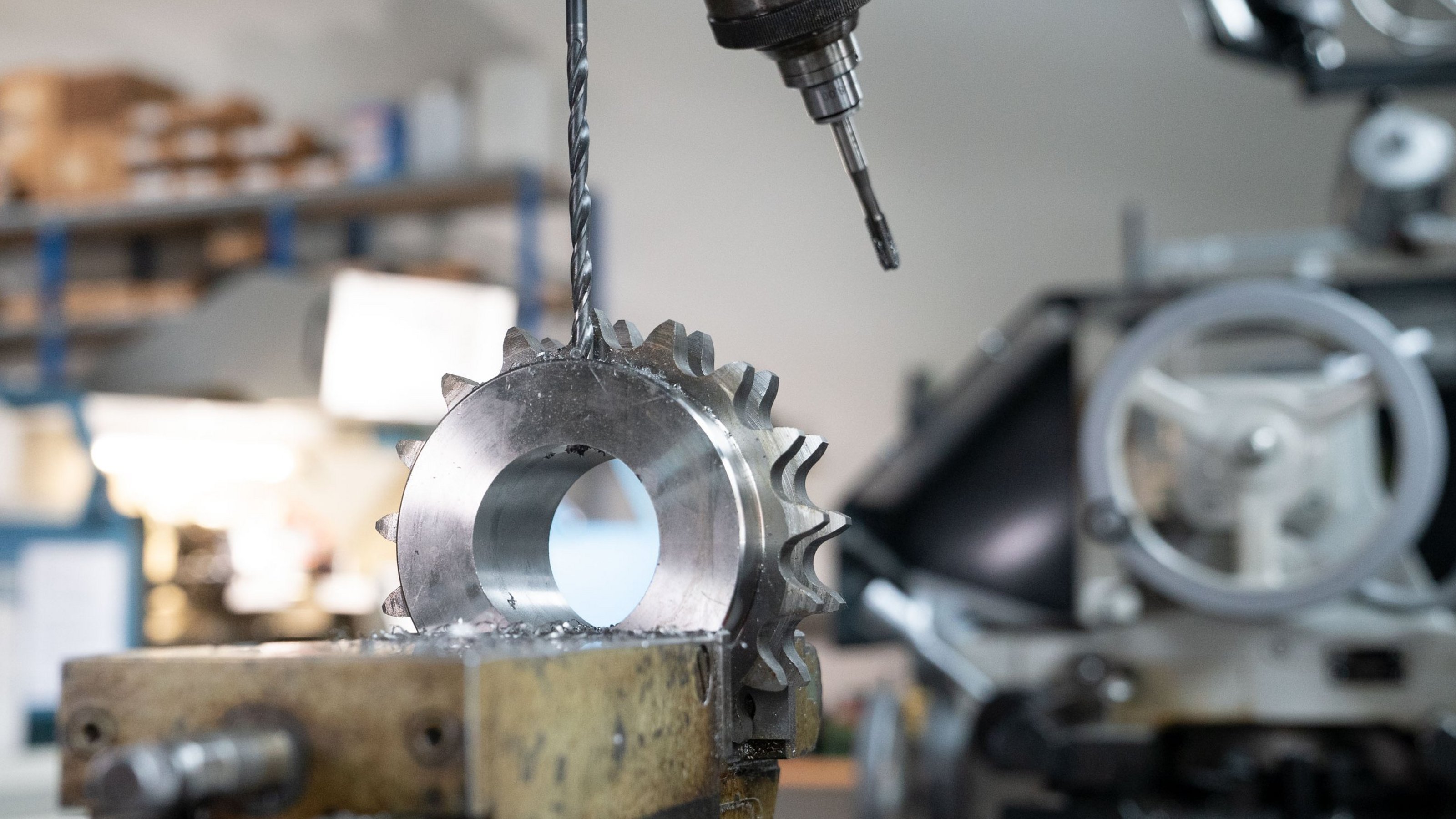 Flexibilität dank eigener Werkstatt – Standardteile individuell angepasst. Flexibilität dank eigener Werkstatt – Standardteile individuell angepasst.